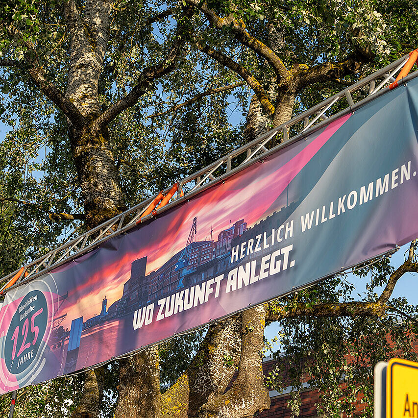 Jubiläumsbanner 125 Jahre Rheinhäfen Karlsruhe